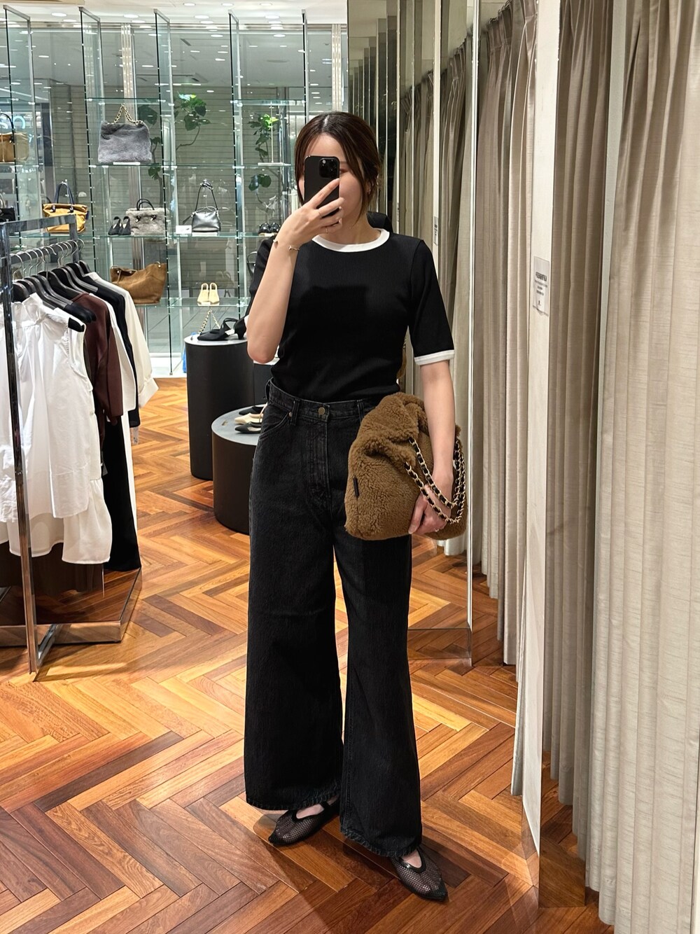 ブラック系のTシャツ/カットソー、ブラック系のデニムパンツ、ブラウン系のショルダーバッグを着用したレディースの夏コーディネートの1枚目の写真