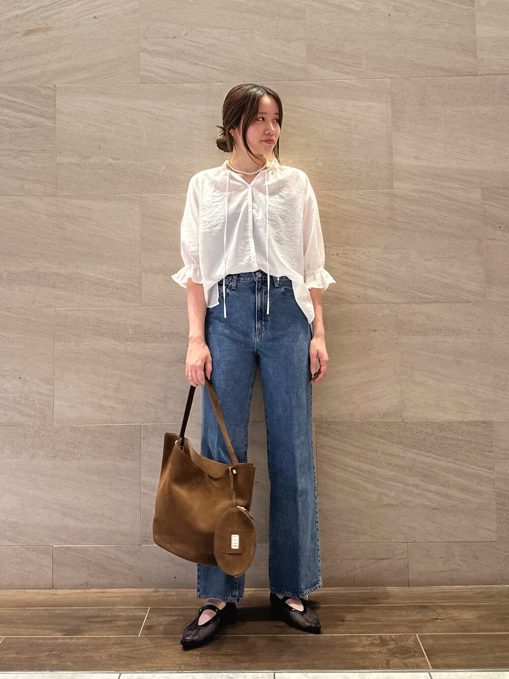 ホワイト系のシャツ/ブラウス、ブルー系のデニムパンツ、ブラウン系のトートバッグを着用したレディースの夏コーディネートの1枚目の写真