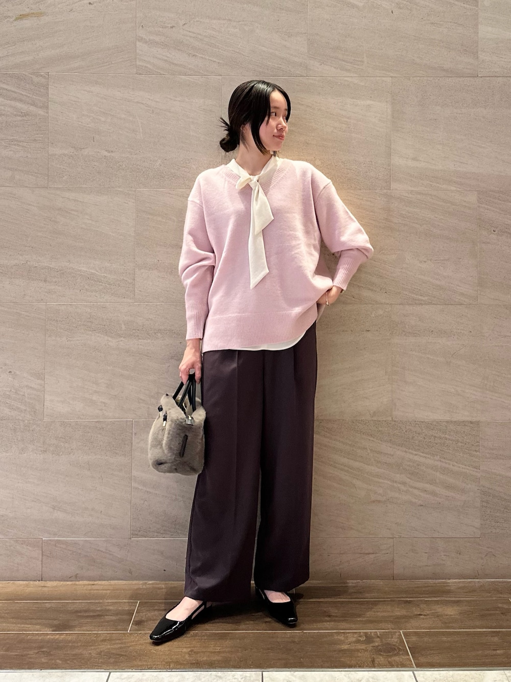 ホワイト系のシャツ/ブラウス、ピンク系のニット/セーター、レッド系のその他パンツを着用したレディースの秋コーディネートの1枚目の写真
