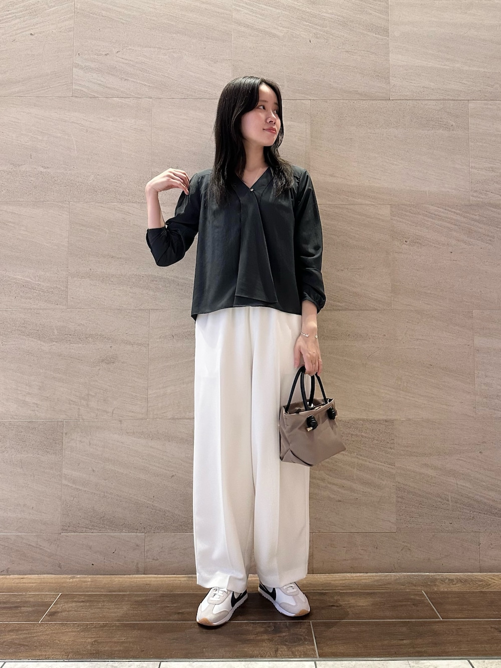 グレー系のシャツ/ブラウス、ホワイト系のその他パンツ、ホワイト系のスニーカーを着用したレディースの秋コーディネートの1枚目の写真