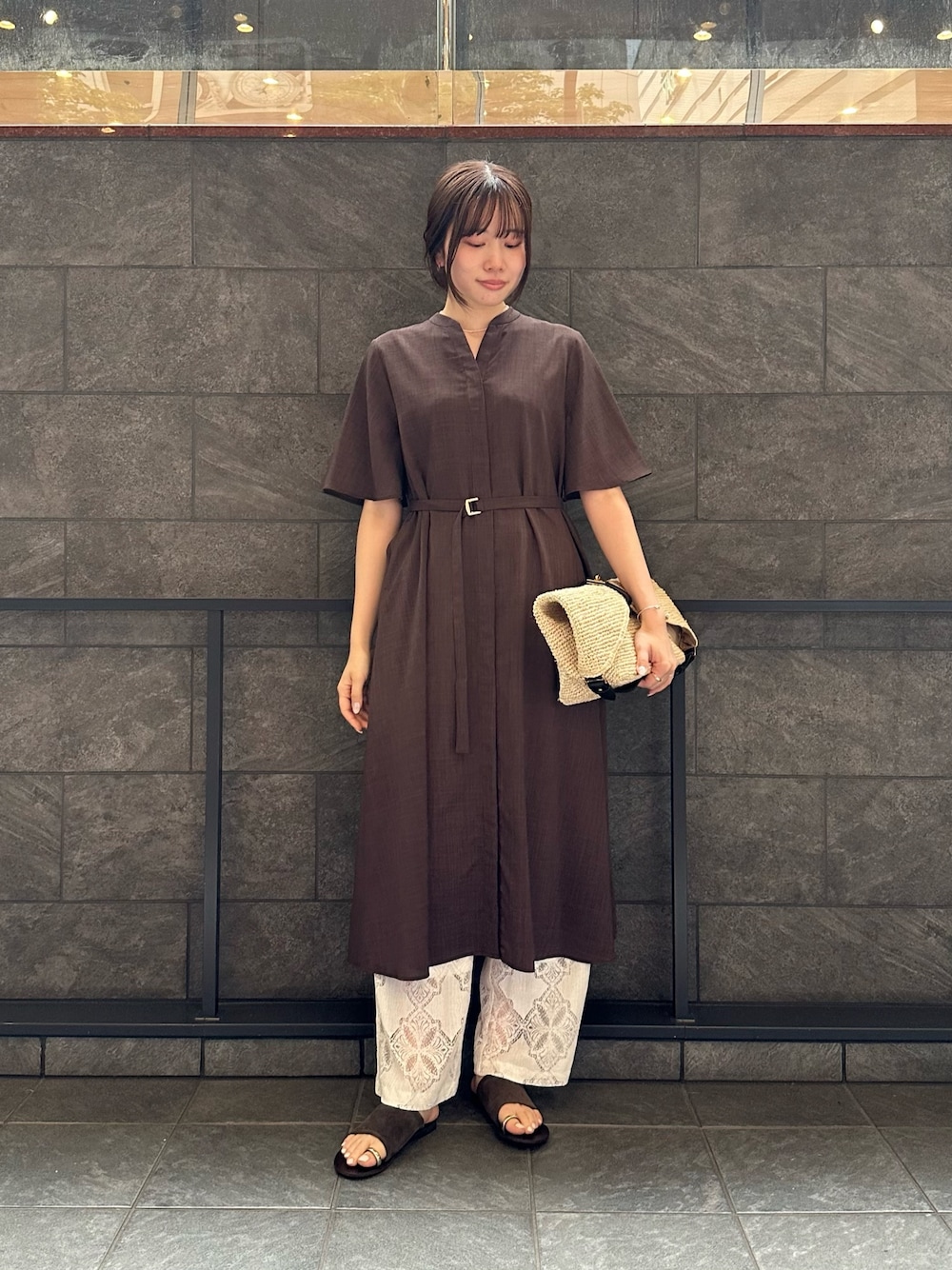 ベージュ系のかごバッグ、ホワイト系のその他パンツ、ブラウン系のワンピースを着用したレディースの夏コーディネートの1枚目の写真