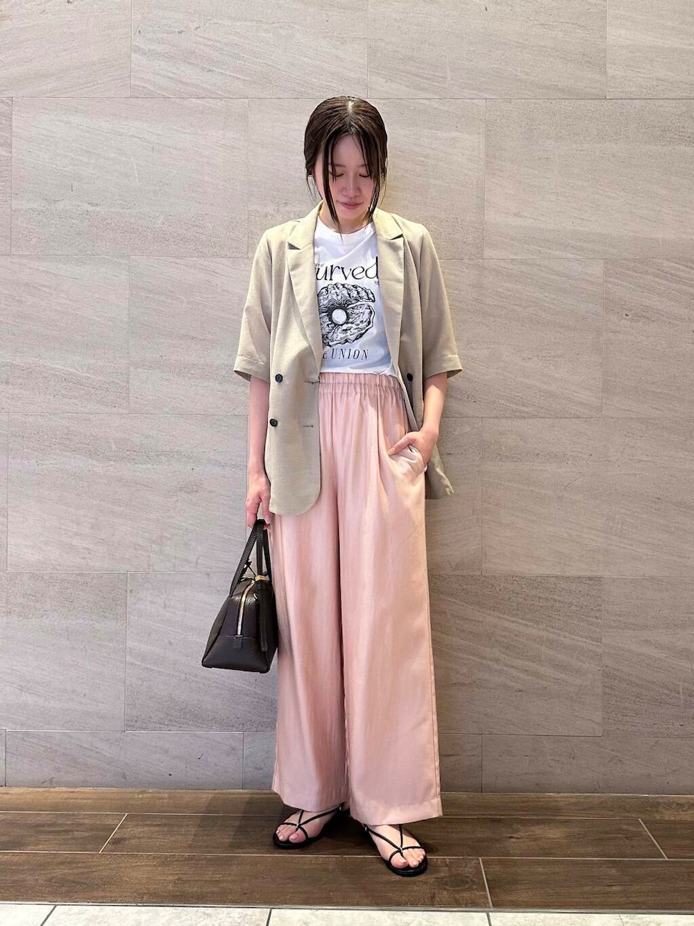 ベージュ系のその他アウター、ホワイト系のTシャツ/カットソー、ピンク系のその他パンツを着用したレディースの夏コーディネートの1枚目の写真