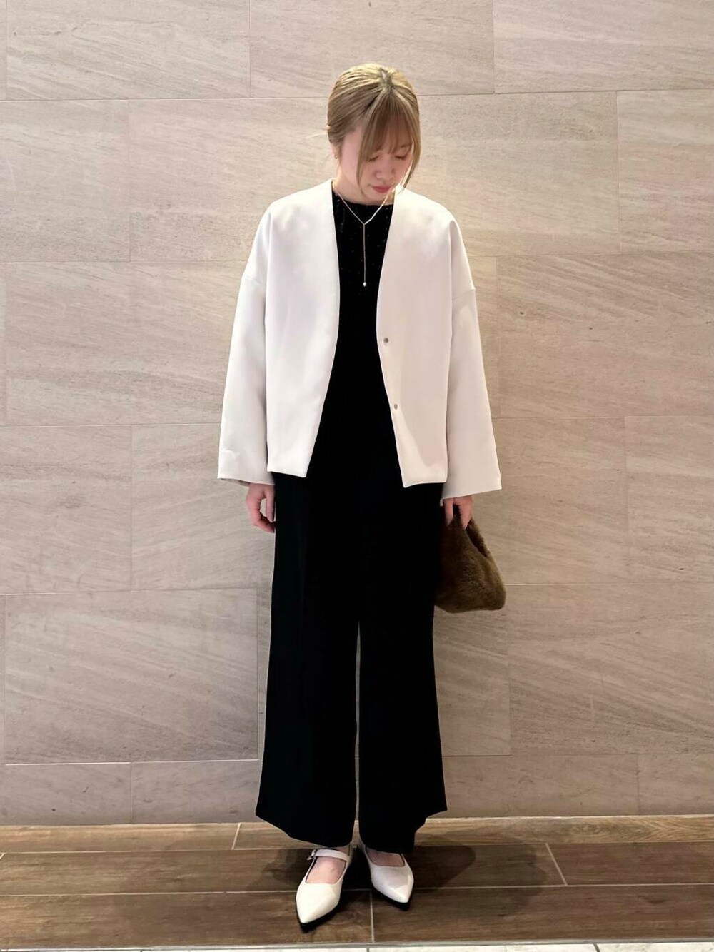 ブラック系のシャツ/ブラウス、ブラック系のサロペット/オーバーオール、ベージュ系のその他アウターを着用したレディースの冬コーディネートの1枚目の写真