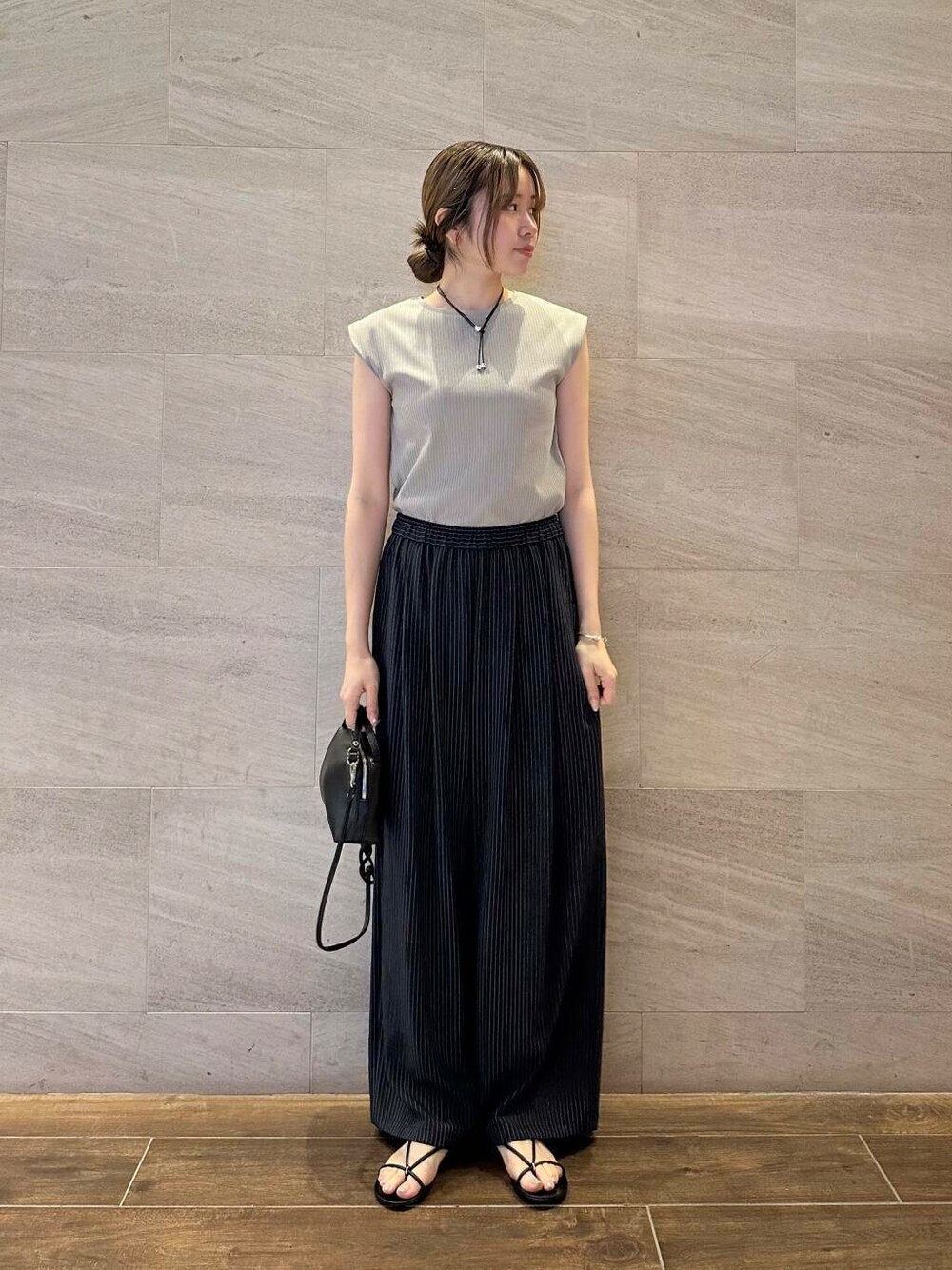 ベージュ系のTシャツ/カットソー、その他のその他パンツ、ブラック系のネックレスを着用したレディースの夏コーディネートの1枚目の写真