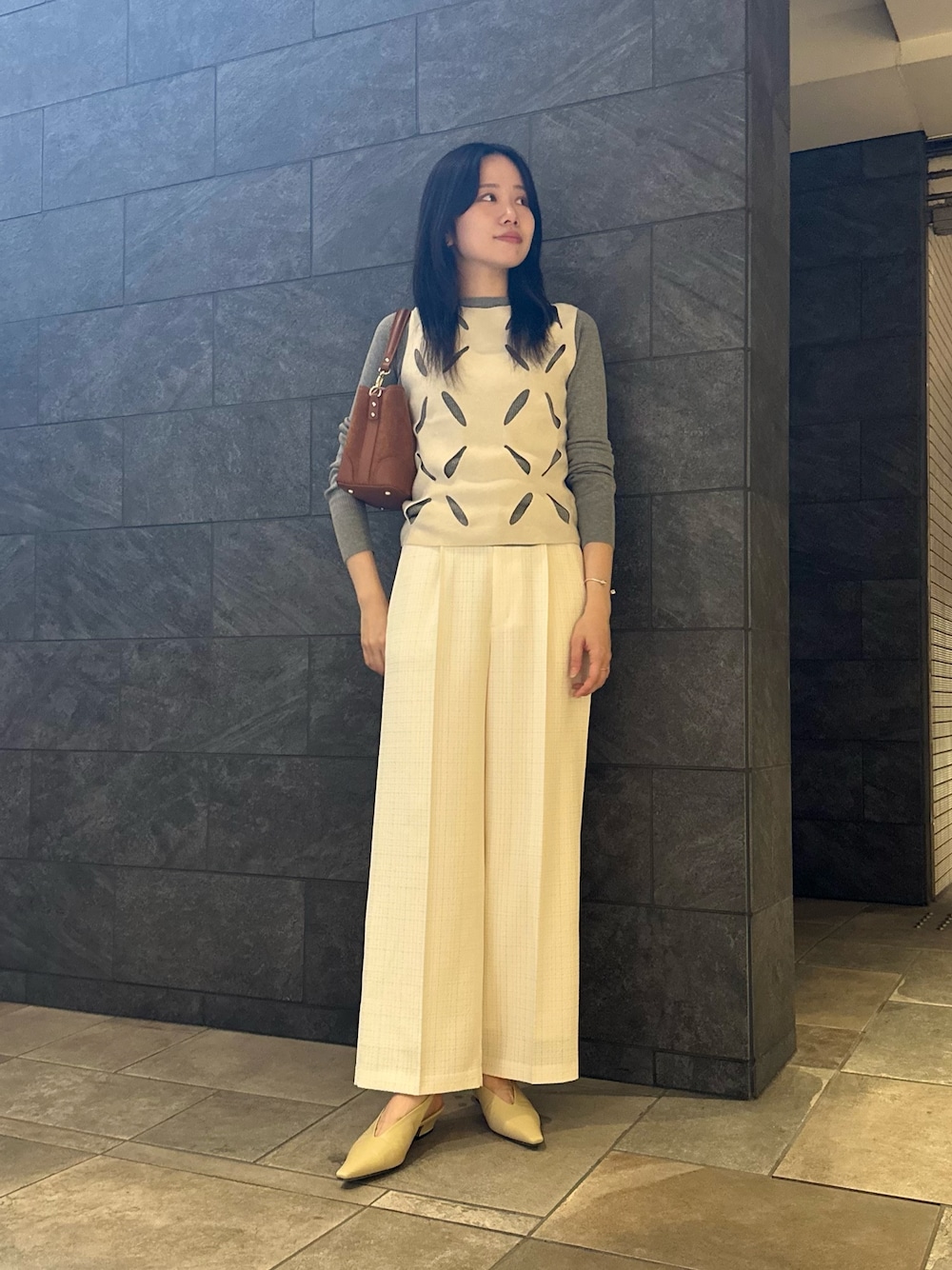 グレー系のニット/セーター、グレー系のニット/セーター、ホワイト系のその他パンツを着用したレディースの秋コーディネートの1枚目の写真