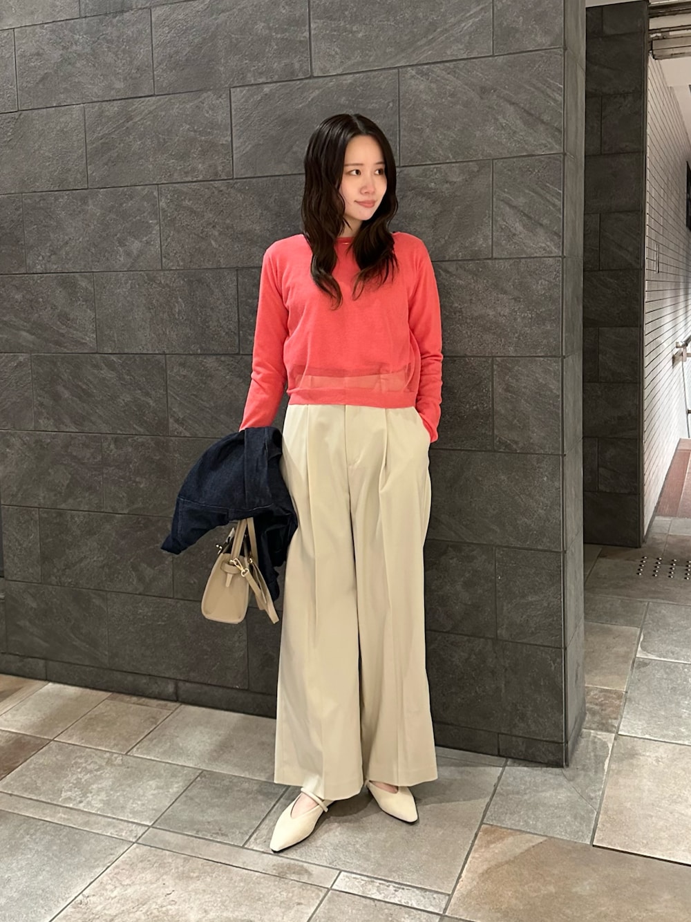 ブルー系のデニムジャケット、ベージュ系のその他パンツ、ピンク系のニット/セーターを着用したレディースの冬コーディネートの1枚目の写真