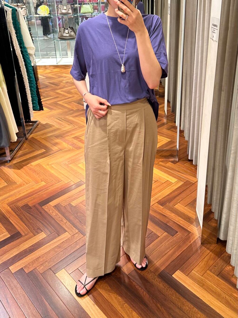 ベージュ系のかごバッグ、パープル系のTシャツ/カットソーを着用したレディースの夏コーディネートの1枚目の写真