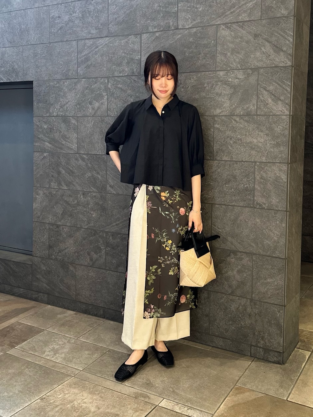 ブラック系のシャツ/ブラウス、ベージュ系のその他パンツ、ベージュ系のショルダーバッグを着用したレディースの夏コーディネートの1枚目の写真
