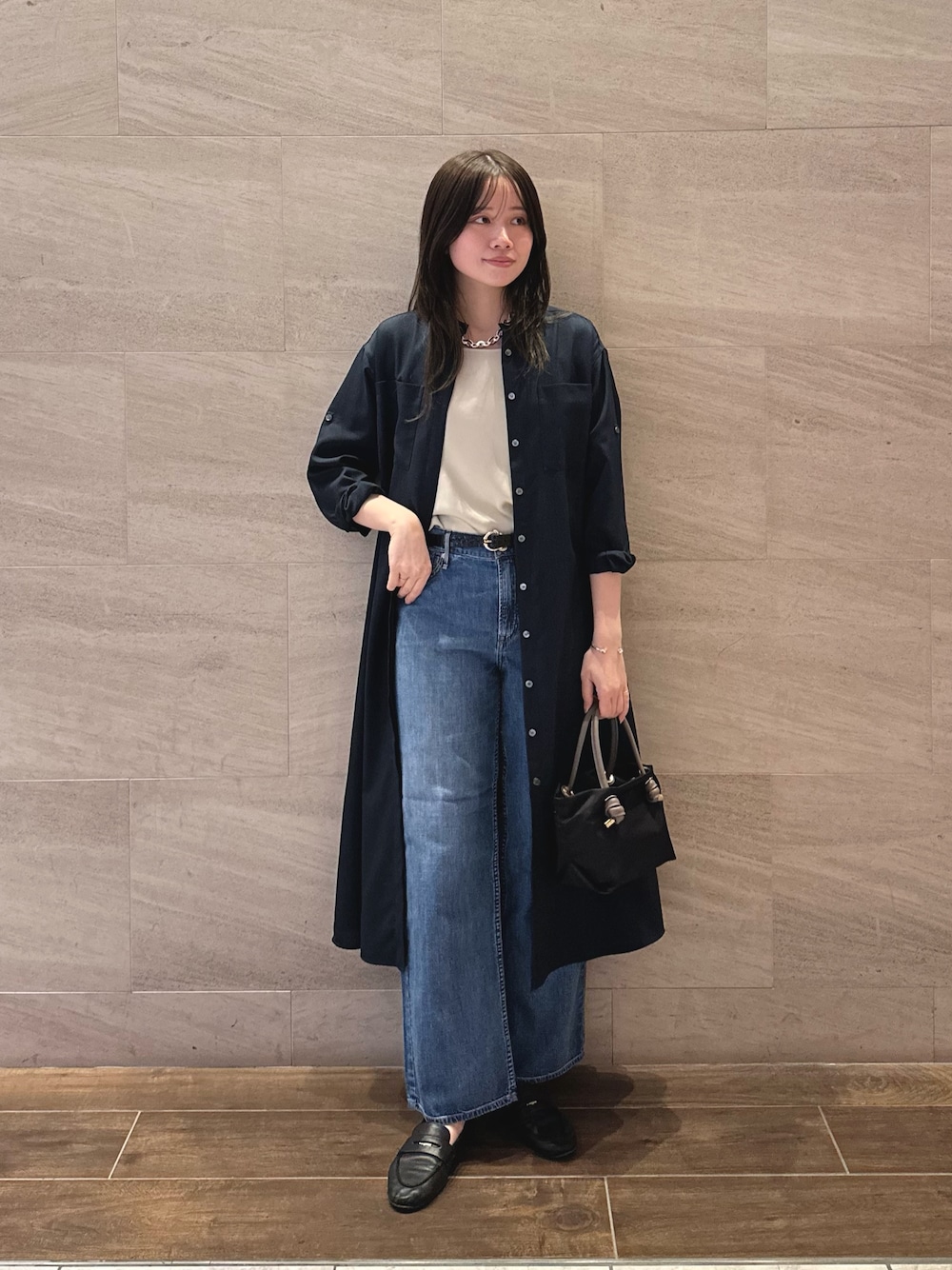 ブルー系のワンピース、ベージュ系のキャミソール、ブルー系のデニムパンツを着用したレディースの春コーディネートの1枚目の写真