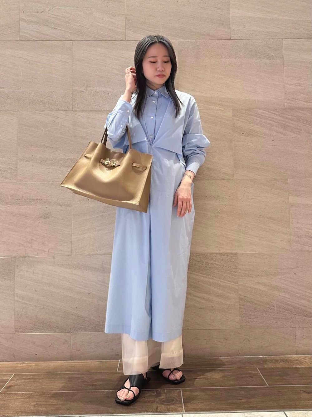 ホワイト系のその他パンツ、ブラウン系のトートバッグを着用したレディースの春コーディネートの1枚目の写真