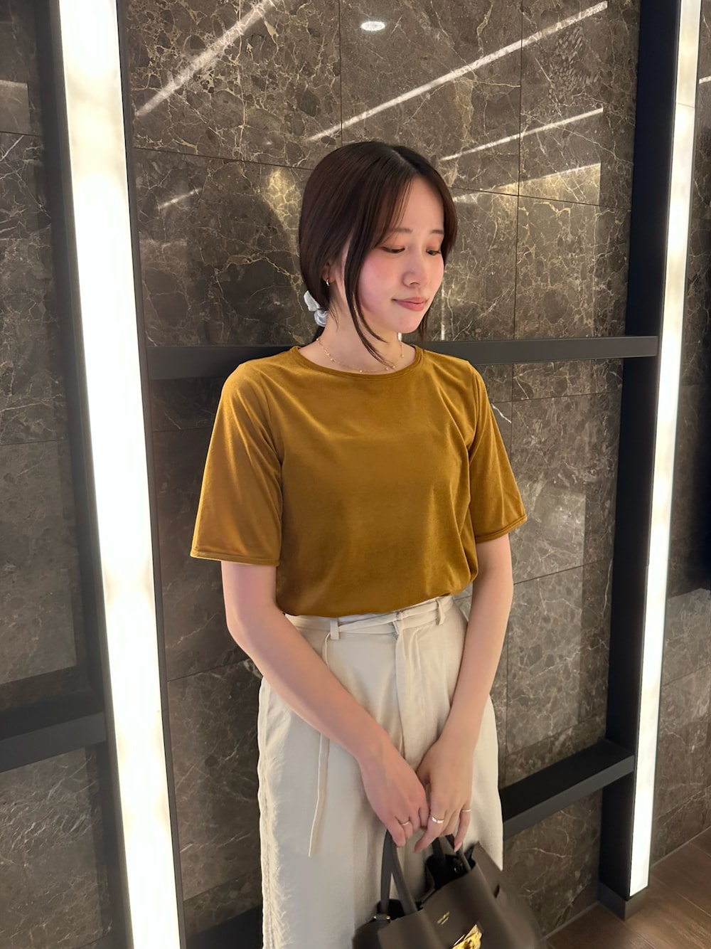 イエロー系のTシャツ/カットソー、ホワイト系のその他パンツ、ホワイト系のヘアゴムを着用したレディースの夏コーディネートの1枚目の写真