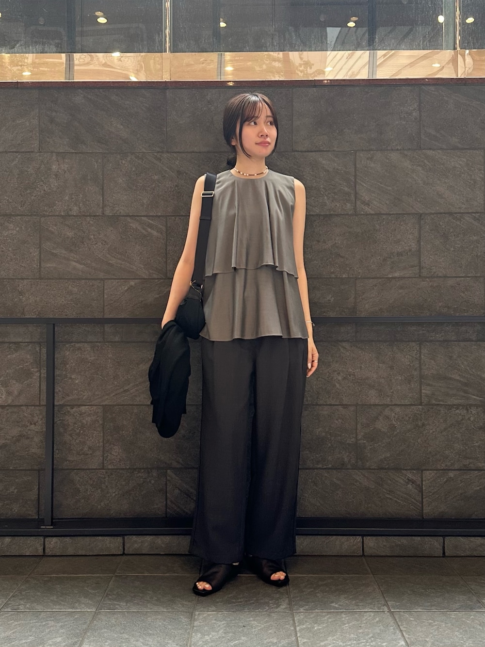 ブラック系のシャツ/ブラウス、グレー系のその他パンツ、ブラック系のショルダーバッグを着用したレディースの夏コーディネートの1枚目の写真