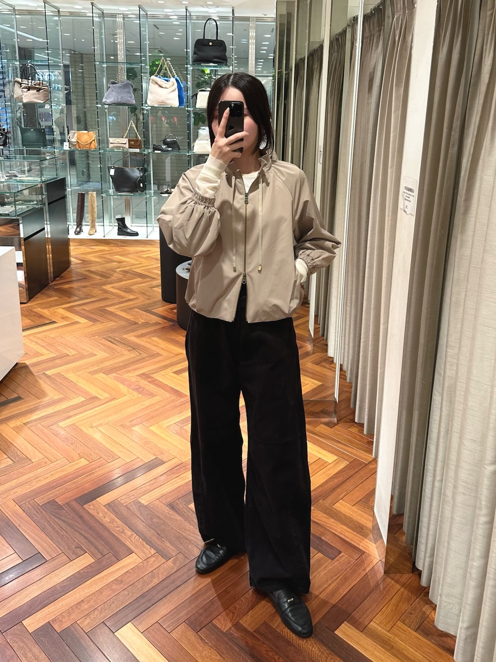 ベージュ系のブルゾン、グレー系のその他パンツ、ホワイト系のTシャツ/カットソーを着用したレディースの秋コーディネートの1枚目の写真