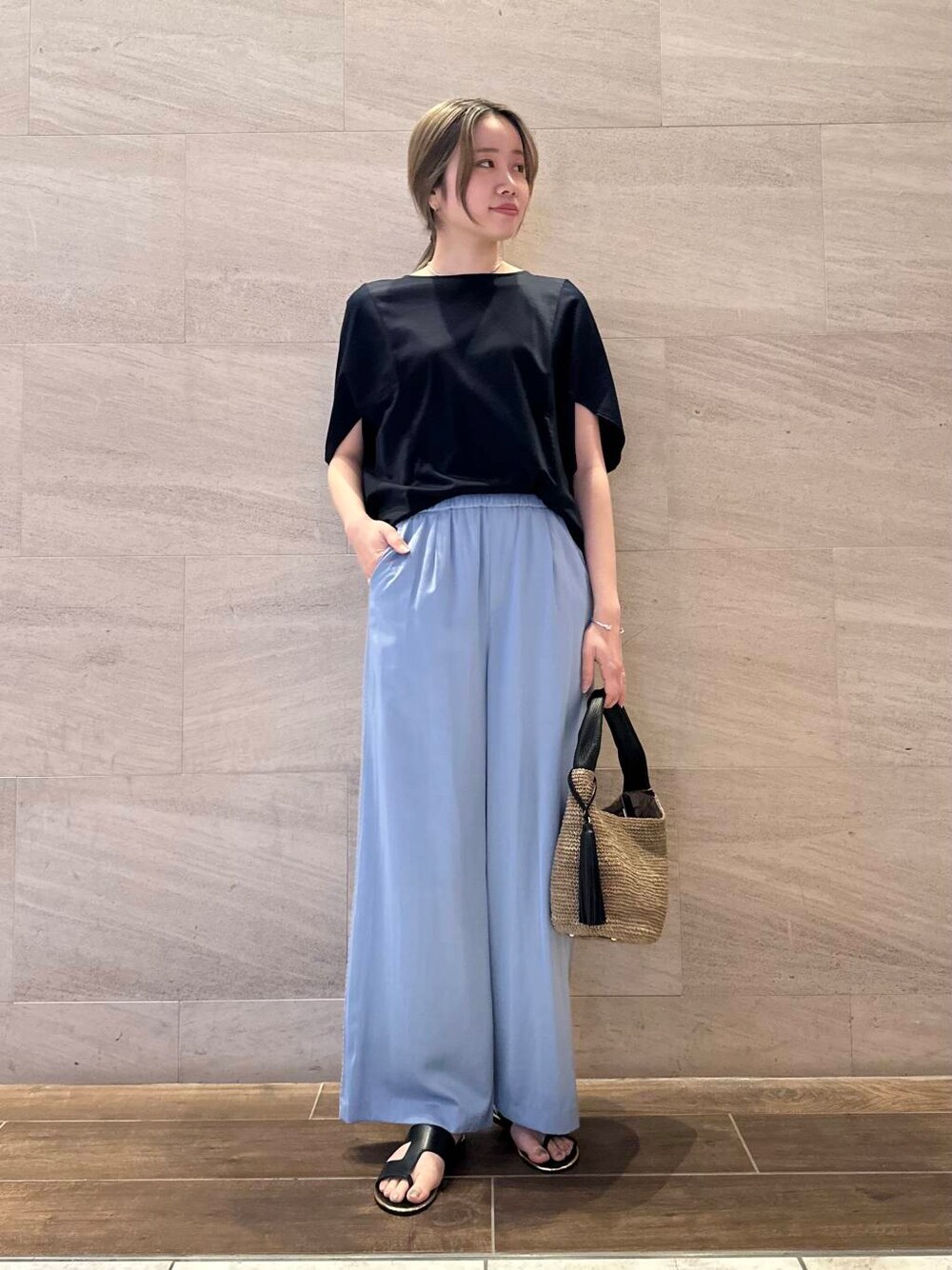 ブラウン系のかごバッグ、ブルー系のその他パンツ、ブルー系のTシャツ/カットソーを着用したレディースの春コーディネートの1枚目の写真