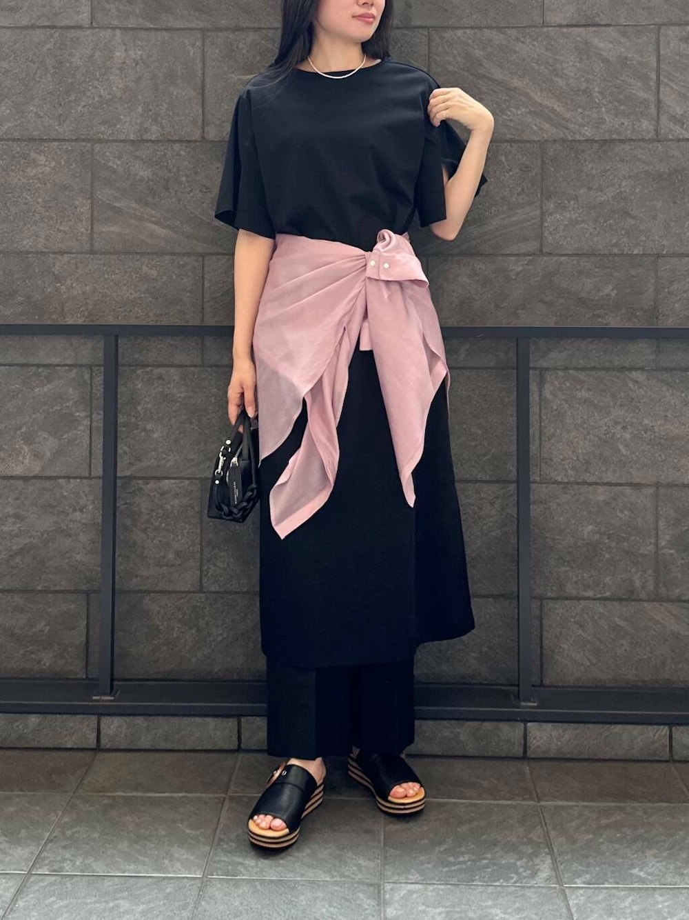 ブラック系のその他パンツ、ピンク系のシャツ/ブラウス、ブラック系のワンピースを着用したレディースの夏コーディネートの1枚目の写真