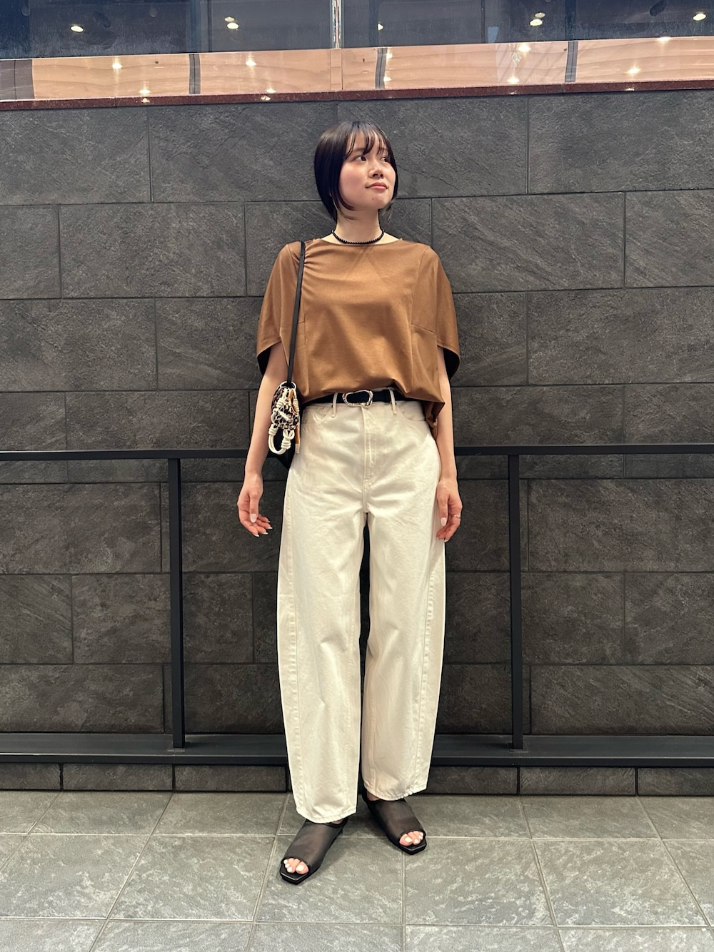 イエロー系のTシャツ/カットソー、ホワイト系のその他パンツ、ブラック系のサンダルを着用したレディースの夏コーディネートの1枚目の写真