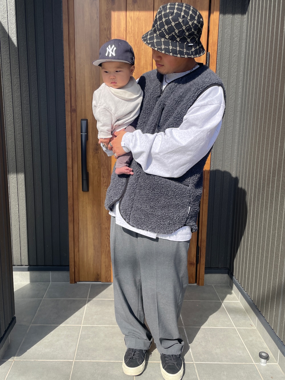 「メンズファッション、ストリートコーデ、ストリートファッション、ストリートMIX、親子コーデ、NEIGHBORHOOD、wtaps、wtaps_daliypics」｜「NEIGHBORHOODのアイテム（ハット、ブラック系）」を使った、suna24さん（メンズ・170cm）の春コーディネートの1枚目の写真