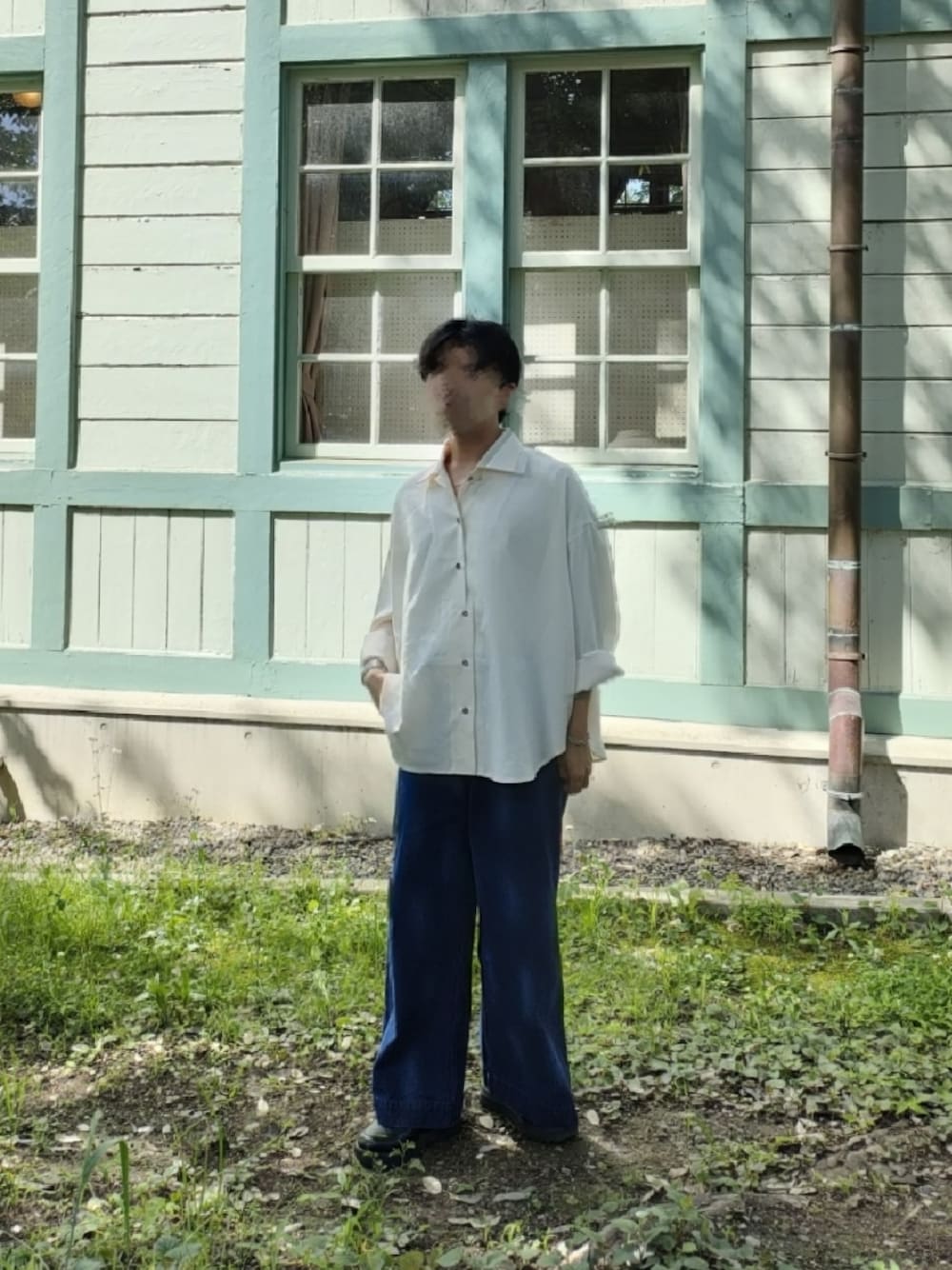 ホワイト系のシャツ/ブラウス、ブルー系のデニムパンツ、ブラック系のドレスシューズを着用したメンズの春コーディネートの1枚目の写真