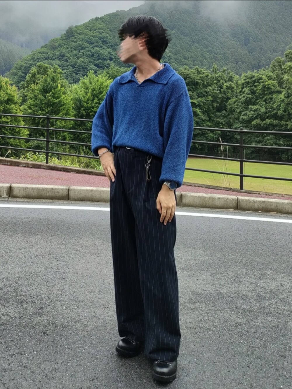 ブルー系のスラックス、ブラック系のシューズ、シルバー系のネックレスを着用したメンズの春コーディネートの1枚目の写真