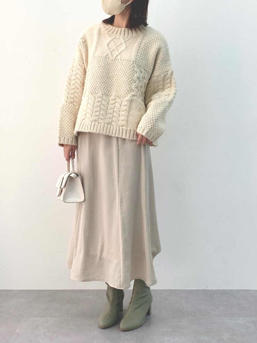「低身長レディースファッション、スタッフ、レギュラー、冬コーデ、sail、小柄、低身長、ナチュラル、シンプル、小柄ブランド、セーター、ホワイトコーデ、ケーブルニット」｜「nissenの【sail】ケーブルニット　小さいサイズ（ニット/セーター、ホワイト系）」を使った、そでこさん（レディース・150cm）の冬コーディネートの1枚目の写真