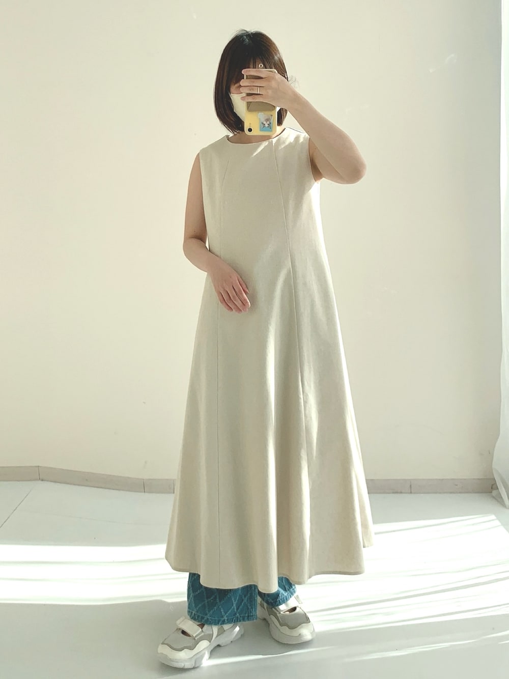 「低身長レディースファッション、スタッフ、夏コーデ、Petitjo、低身長コーデ、小柄、ワンピース、ノースリーブワンピース、リネンワンピース、爽やかコーデ、ナチュラル、デニムパンツ、スポーツサンダル、スニーカーサンダル、淡色コーデ」｜「nissenの小さいサイズ　サラッと涼しげボリュームノースリーブワンピース　低身長さん・小柄女性（ワンピース、ホワイト系）」を使った、そでこさん（レディース・150cm）の春コーディネートの1枚目の写真
