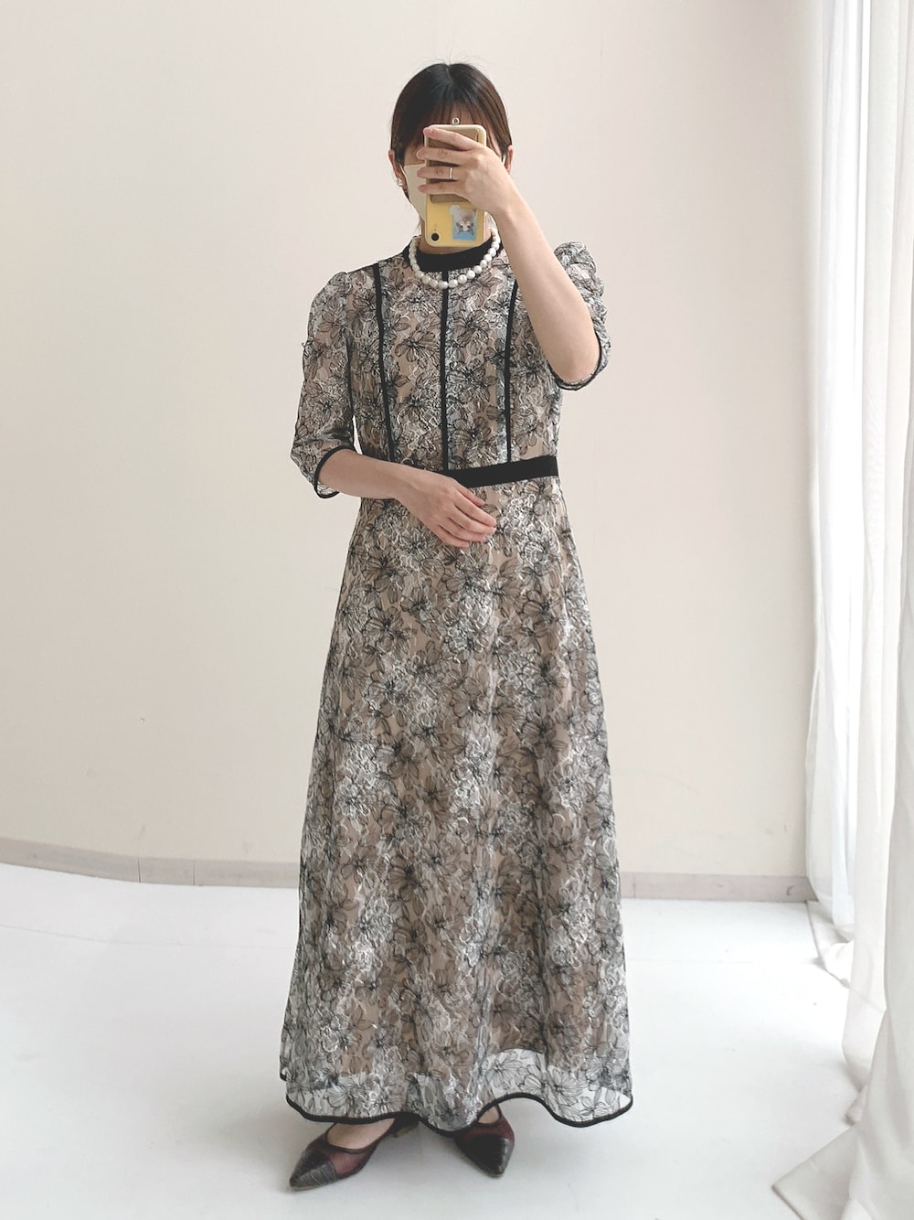 ホワイト系のドレス、ホワイト系のアクセサリーを着用したレディースの秋コーディネートの1枚目の写真