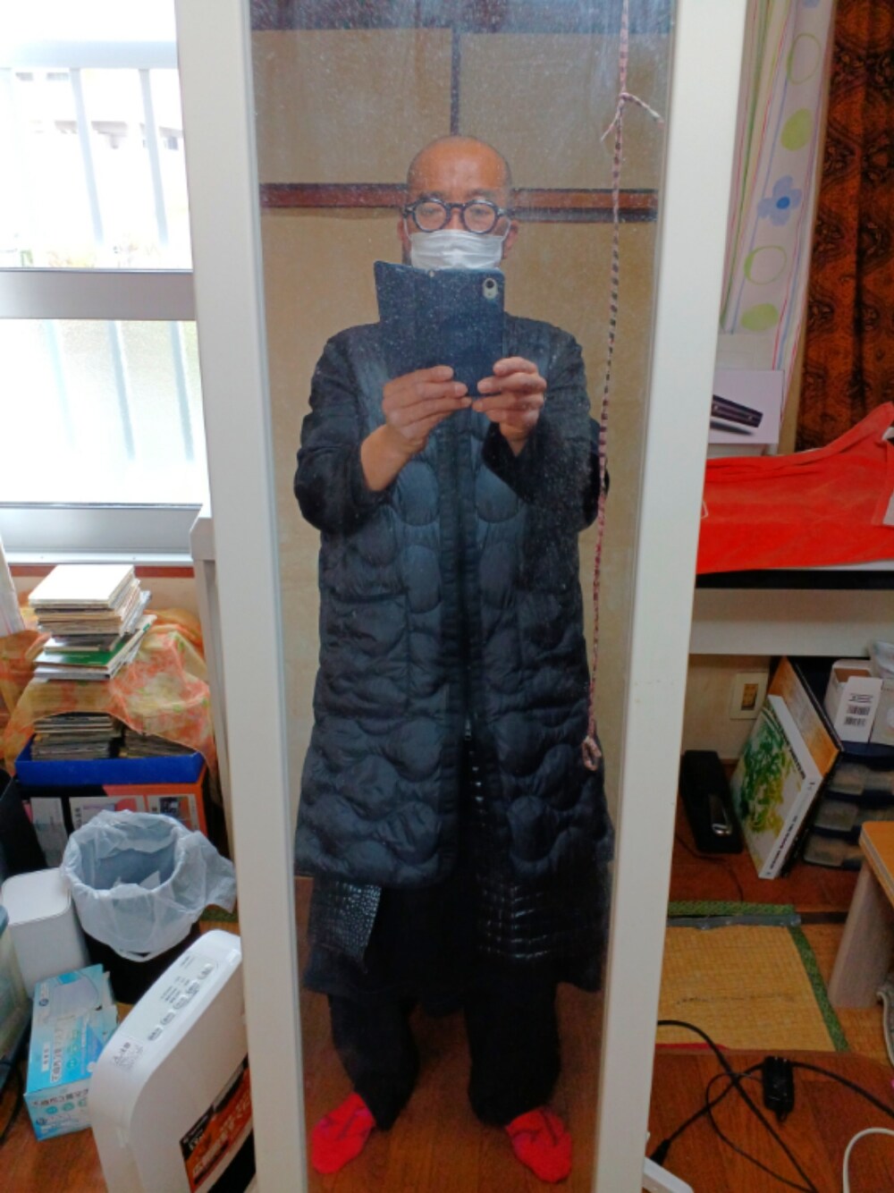 「UNIQLOのアイテム（その他トップス、ブラック系）」を使った、やぶやぶさん（メンズ・170cm）の春コーディネートの1枚目の写真
