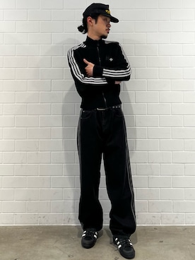 「adidas（アディダス）のファイヤーバード アディカラー デニム パンツ / アディダスオリジナルス adidas Originals（デニムパンツ、ブラック系）」を使った、oiさん（メンズ・176cm）の春コーディネート