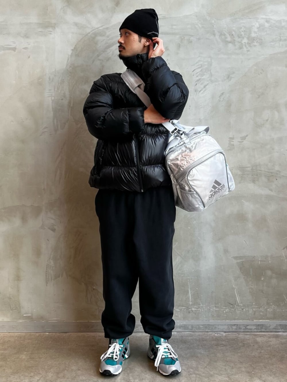 「ダウンジャケット、キャップ、adidas、アディダス、adidas originals、アディダスオリジナルス」｜「adidasのアディカラー ダウン Regen ジャケット / アディダスオリジナルス adidas Originals（ダウンジャケット/コート、ブラック系）」を使った、oiさん（メンズ・176cm）の春コーディネートの1枚目の写真