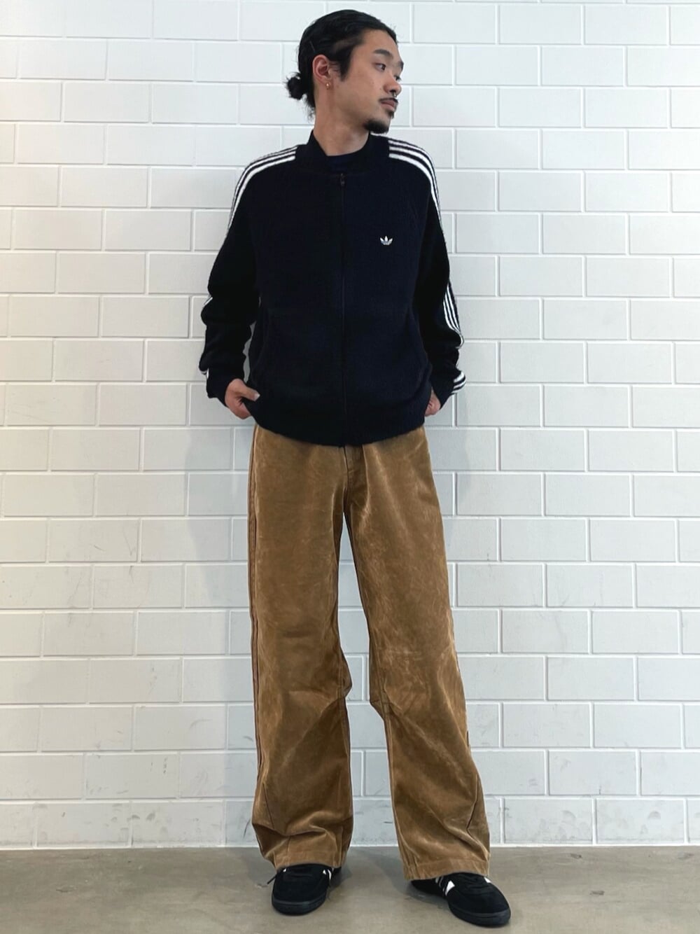 ブラック系のスニーカー、ブラック系のジャージ、ブラウン系のその他パンツを着用したメンズの秋コーディネートの1枚目の写真