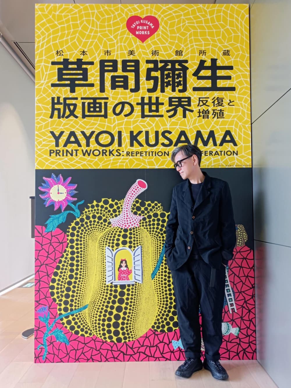 ブラック系のセットアップ、ブラック系のスニーカーを着用したメンズの春コーディネートの1枚目の写真