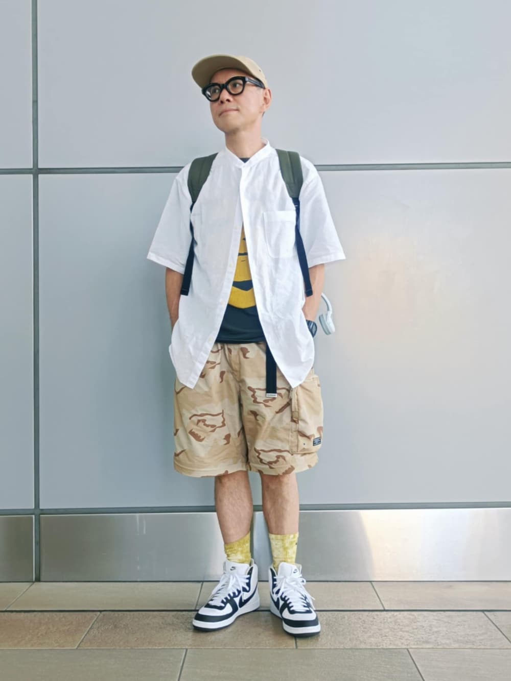 ホワイト系のシャツ/ブラウス、その他のTシャツ/カットソー、ベージュ系のカーゴパンツを着用したメンズの夏コーディネートの1枚目の写真
