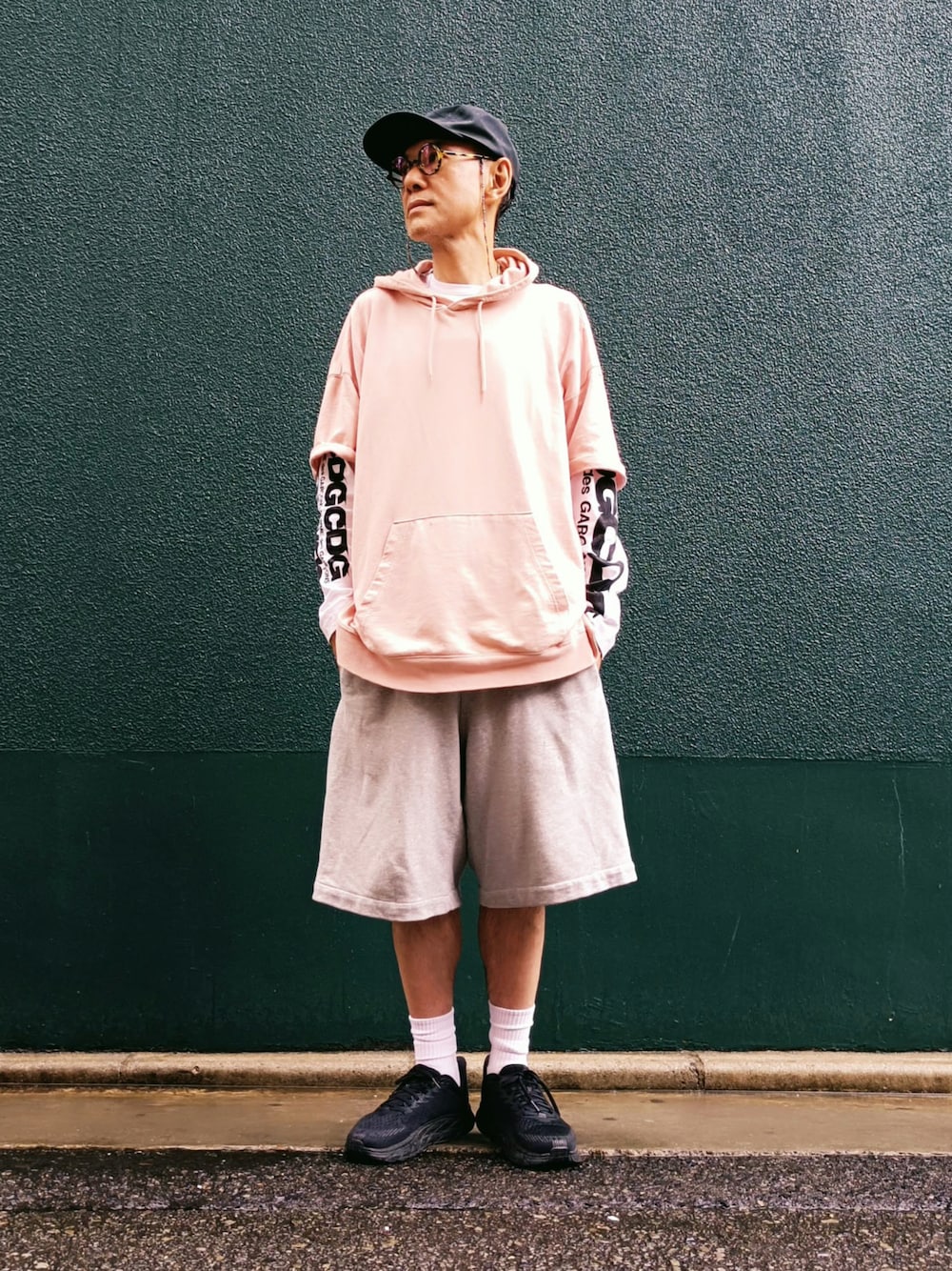 ピンク系のパーカー、ホワイト系のTシャツ/カットソー、グレー系のスウェットパンツを着用したメンズの秋コーディネートの1枚目の写真