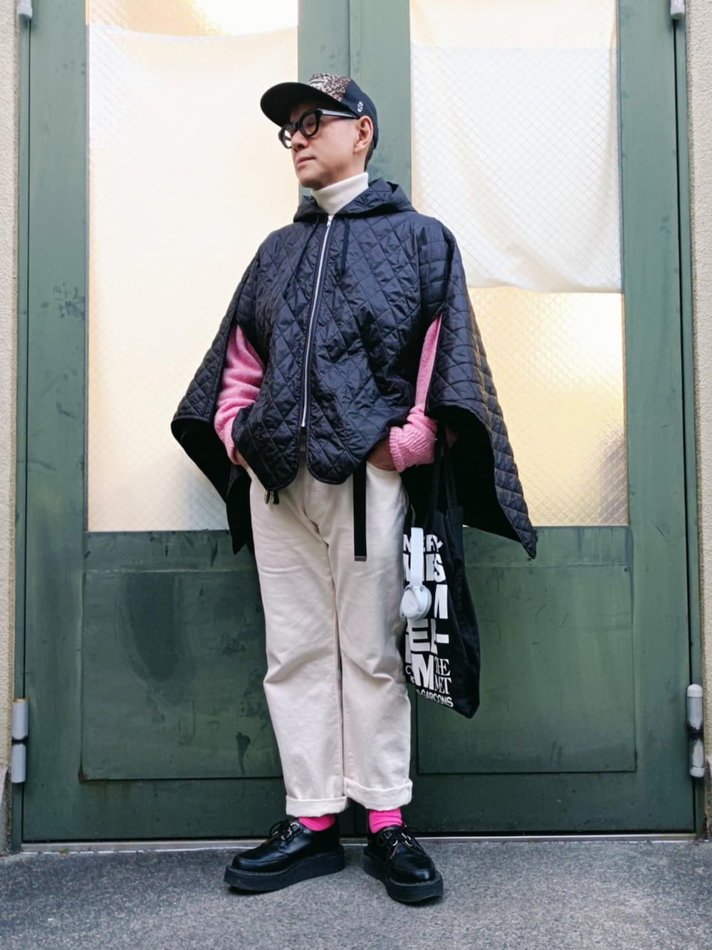 「ホワイトコーデ、クリスマスに着たい服、メガネ男子、ピンク、デニム、キルティング、相互フォロー歓迎」｜「BEAMSのアイテム（キャップ、ブラウン系）」を使った、78885010さん（メンズ・174cm）の冬コーディネートの1枚目の写真
