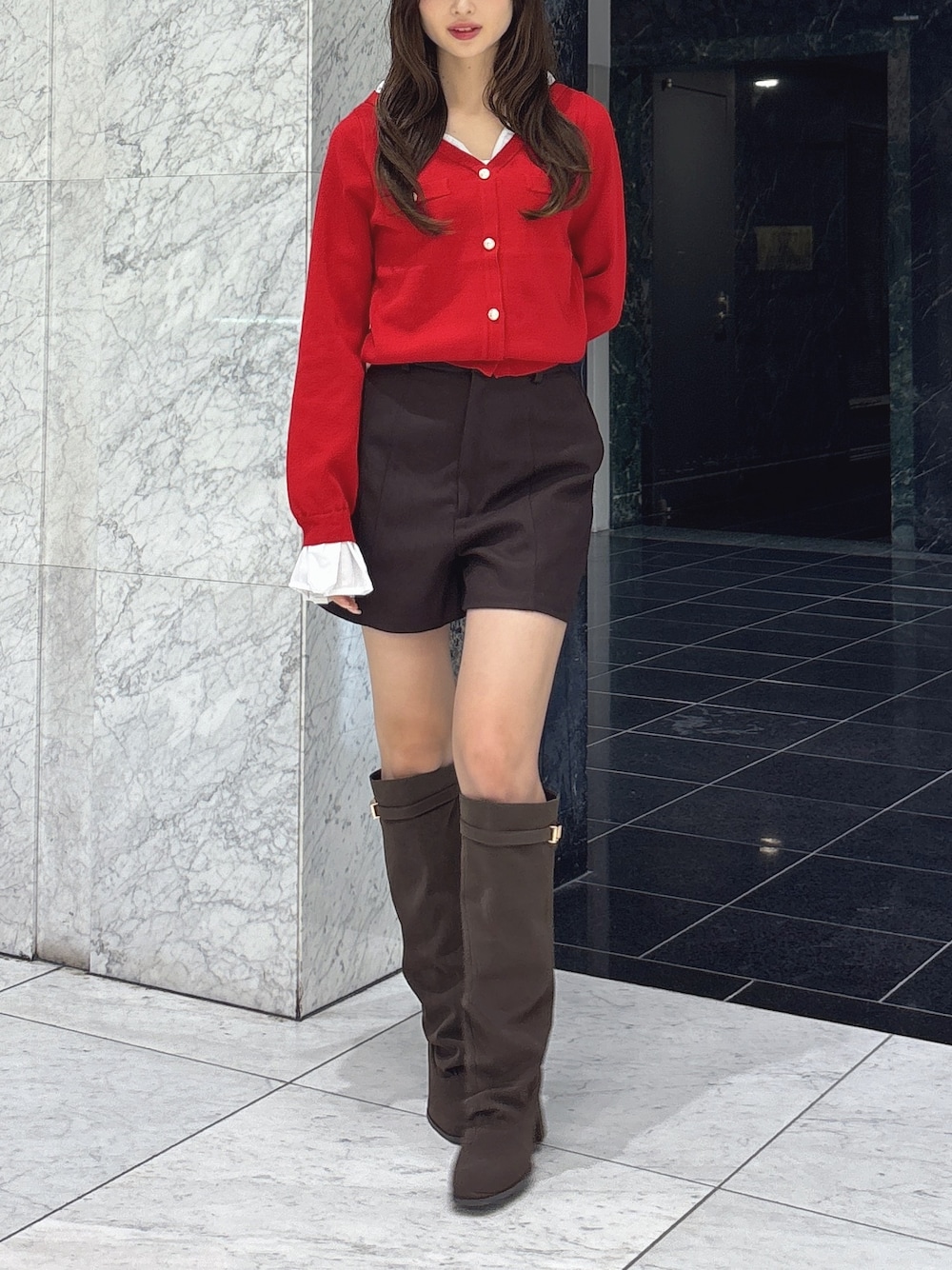 ブラウン系のその他パンツ、レッド系のニット/セーター、ブラウン系のブーツを着用したレディースの秋コーディネートの1枚目の写真