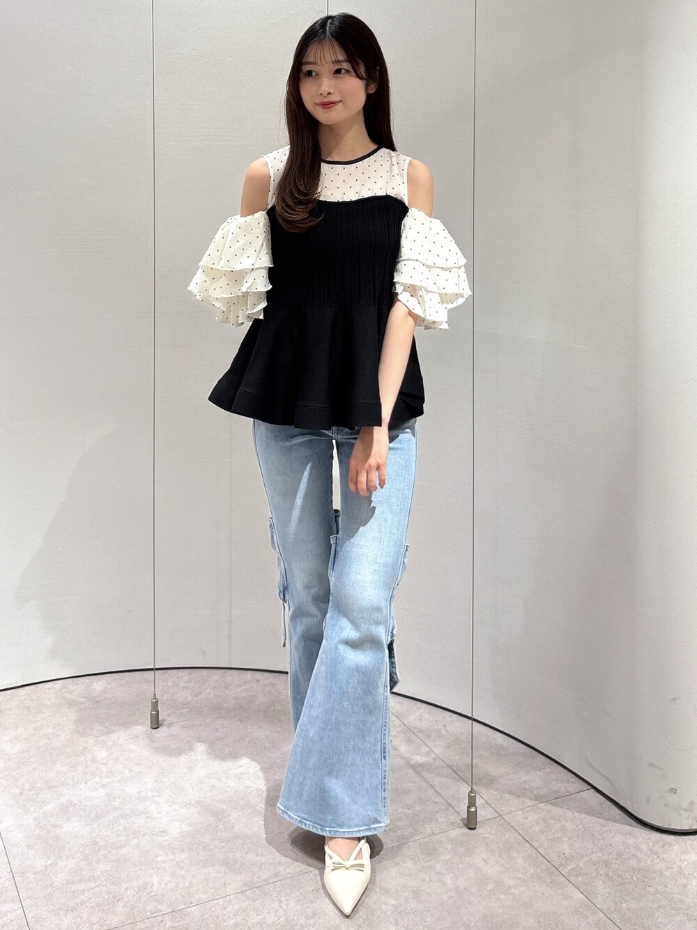 その他のその他トップス、ブルー系のデニムパンツ、ホワイト系のパンプスを着用したレディースの春コーディネートの1枚目の写真