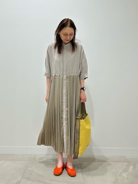 「ROSE BUD（ローズバッド）の(GENE HEAVENS)PLEATED SKIRT MIX FABRIC S/S SHIRT DRESS（ワンピース、グレー系）」を使った、makironさん（レディース・164cm）の春コーディネート