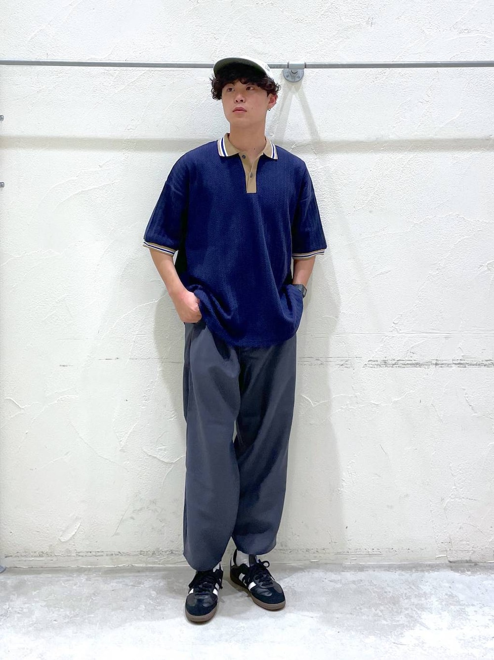 ブルー系のシャツ/ブラウス、グレー系のその他パンツ、グレー系のキャップを着用したメンズの春コーディネートの1枚目の写真