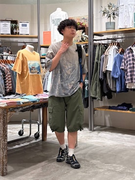 「niko and...（ニコアンド）のワイドカーゴショーツ（カーゴパンツ、グリーン系）」を使った、sogoさん（メンズ・180cm）の春コーディネート
