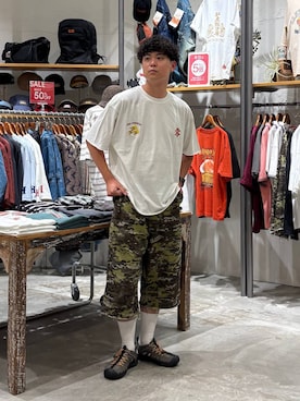 「niko and...（ニコアンド）の【GODZILLA(ゴジラ)】コラボ プリントTシャツ（Tシャツ/カットソー、ホワイト系）」を使った、sogoさん（メンズ・180cm）の夏コーディネート
