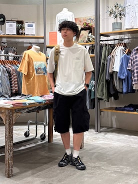 「niko and...（ニコアンド）のワイドカーゴショーツ（カーゴパンツ、ブラック系）」を使った、sogoさん（メンズ・180cm）の春コーディネート