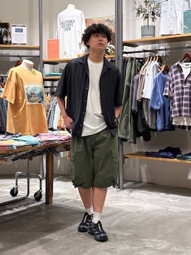 「niko and...（ニコアンド）のワイドカーゴショーツ（カーゴパンツ、グリーン系）」を使った、sogoさん（メンズ・180cm）の春コーディネート
