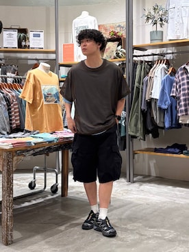 「niko and...（ニコアンド）のワイドカーゴショーツ（カーゴパンツ、ブラック系）」を使った、sogoさん（メンズ・180cm）の春コーディネート