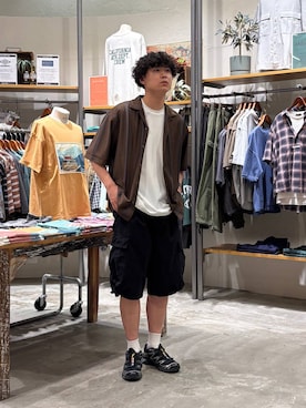 「niko and...（ニコアンド）のワイドカーゴショーツ（カーゴパンツ、ブラック系）」を使った、sogoさん（メンズ・180cm）の春コーディネート