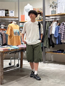「niko and...（ニコアンド）のワイドカーゴショーツ（カーゴパンツ、グリーン系）」を使った、sogoさん（メンズ・180cm）の春コーディネート