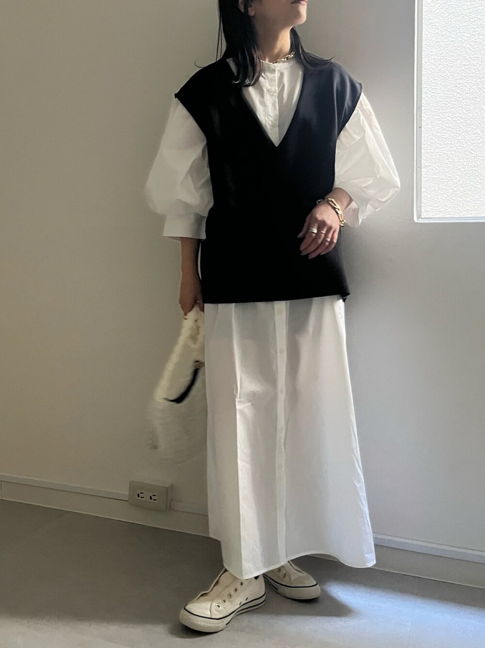 「apretro、apretro_official、アプレトロ、大人カジュアル、オトナ女子、ダンボール素材、ベスト×シャツ、ビッグシルエット、深Vネック、低身長女子、オーバーサイズ、春コーデ、ワンピースコーデ、おしゃれさんと繋がりたい」｜「ap retroのダンボール深Vネックオーバーベスト（ベスト、ブラック系）」を使った、mamiさん（レディース・156cm）の冬コーディネートの1枚目の写真