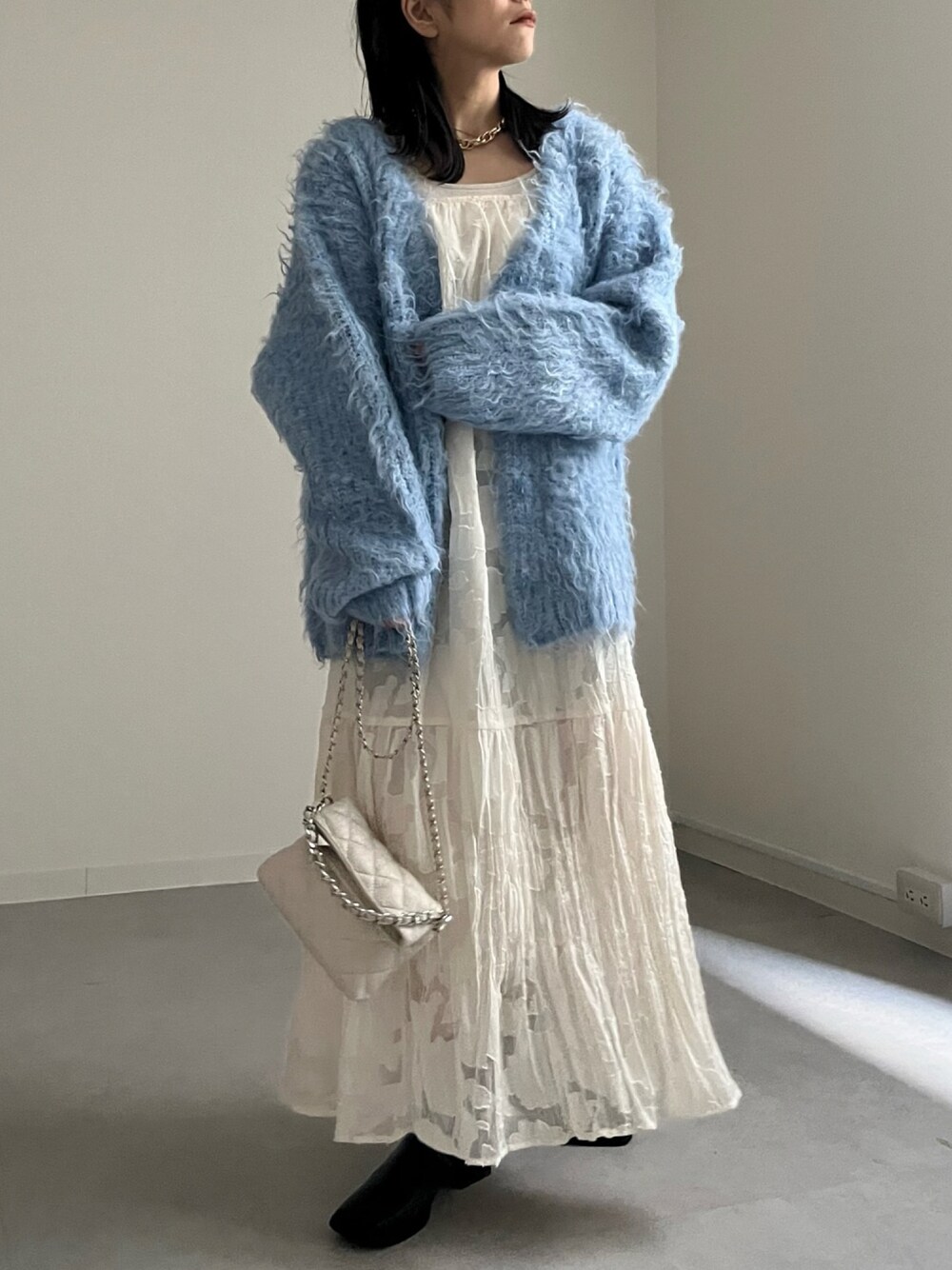 「apretro、apretro_official、アプレトロ、大人カジュアル、オトナ女子、ジャギーショールカーディガン、シャギーニット、あったかコーデ、ニットコーデ、シアーワンピース、キャミワンピ、低身長女子、ゆるニット、ワンピースコーデ、おしゃれさんと繋がりたい」｜「ap retroのゴブランノーカラージャケットカーディガン（ノーカラージャケット、ブルー系）」を使った、mamiさん（レディース・156cm）の秋コーディネートの1枚目の写真