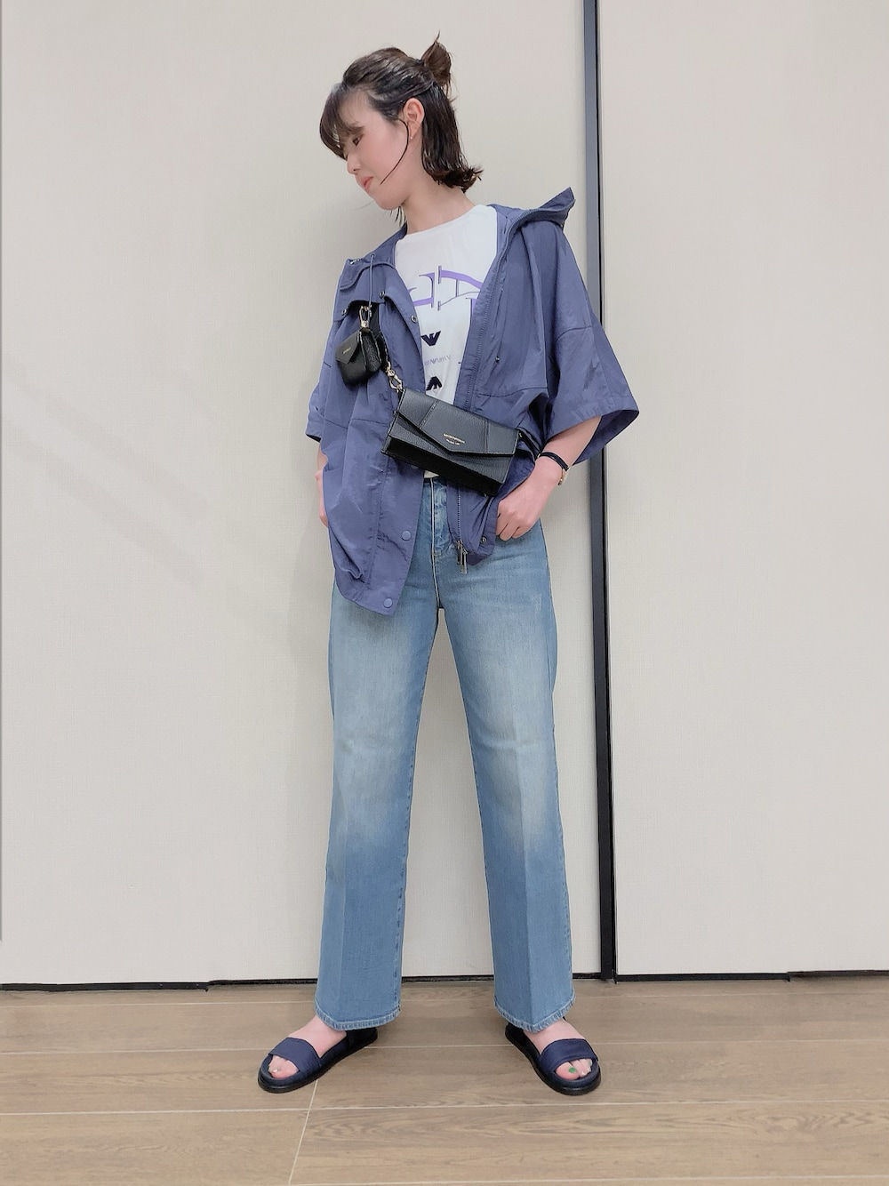ホワイト系のTシャツ/カットソー、ブラック系のショルダーバッグ、ブルー系のデニムパンツを着用したレディースの夏コーディネートの1枚目の写真