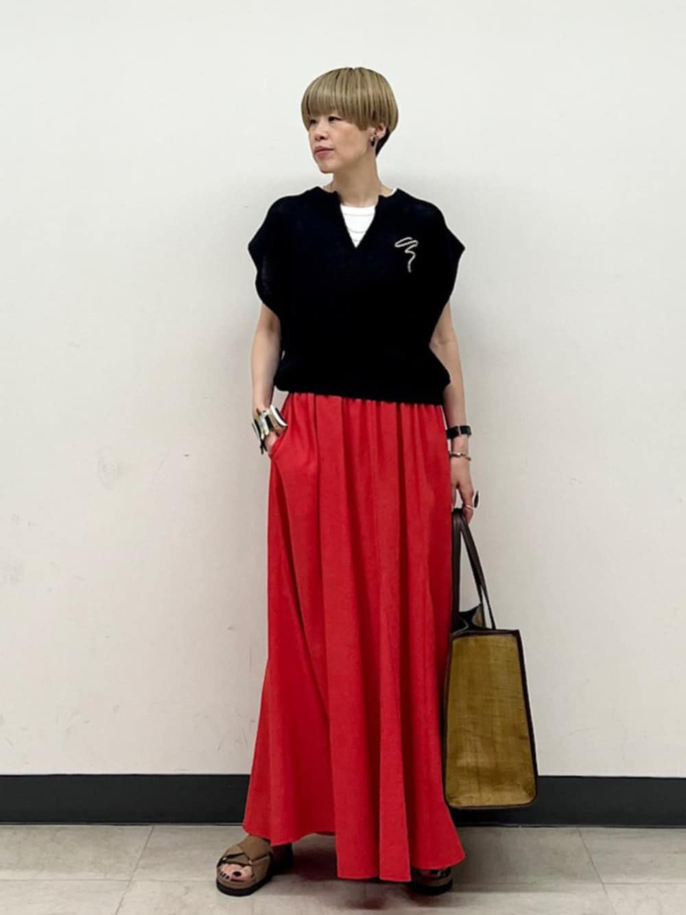 「SHIPS、SHIPS for women、シップス、シップス フォー ウィメン(SHIPS for women)、タンクトップ、スカート、ロングスカート、ラフィアトート、ラフィアバッグ、きれいめカジュアル、大人カジュアル、夏コーデ」｜「SHIPSのアメリカン スリーブ リブ タンクトップ（タンクトップ、ホワイト系）」を使った、森さん（レディース・162cm）の春コーディネートの1枚目の写真