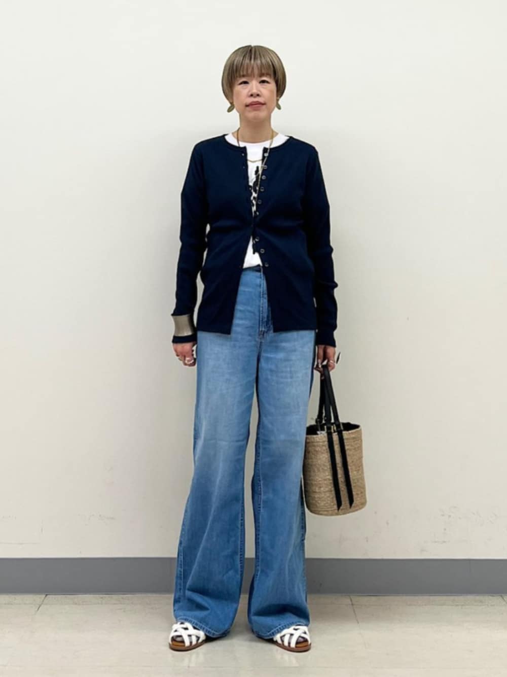 「SHIPS、SHIPS for women、シップス、シップス フォー ウィメン(SHIPS for women)、カーディガン、グルカサンダル、ゴールドアクセサリー、ゴールドネックレス」｜「SHIPSのAEC PARIS:SIGMA NECKLACE ◇（ネックレス、ゴールド系）」を使った、森さん（レディース・162cm）の春コーディネートの1枚目の写真